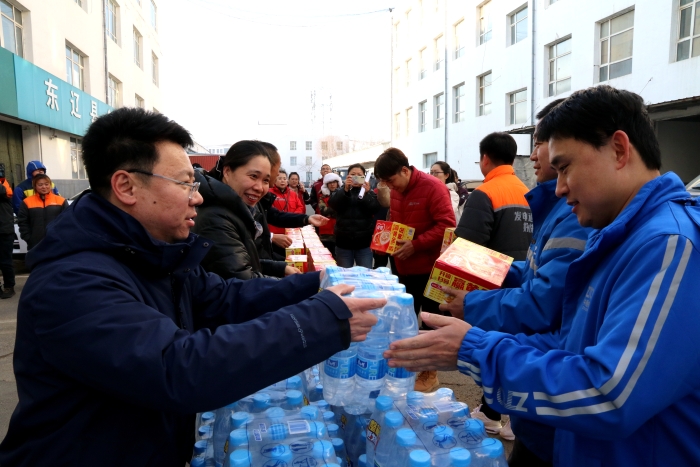 2025.12.02  辽源市邮政业安全中心组织开展“寒冬送温暖”关爱活动-李莹1